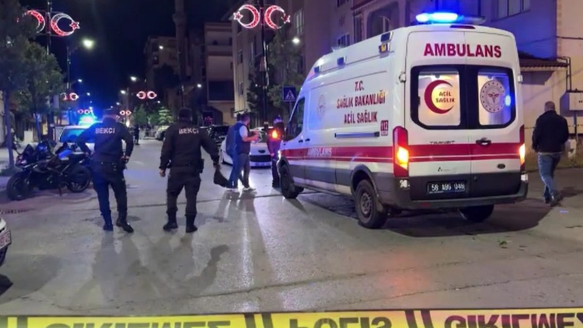 Sivas'ta bıçaklı kavgada 4 kişi yaralandı