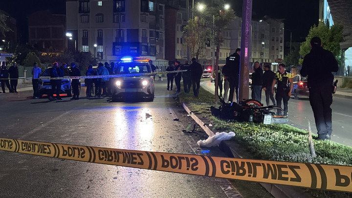 Sivas'ta feci kaza: Motosiklet direğe çarptı, 2 kişiye otomobil çarptı