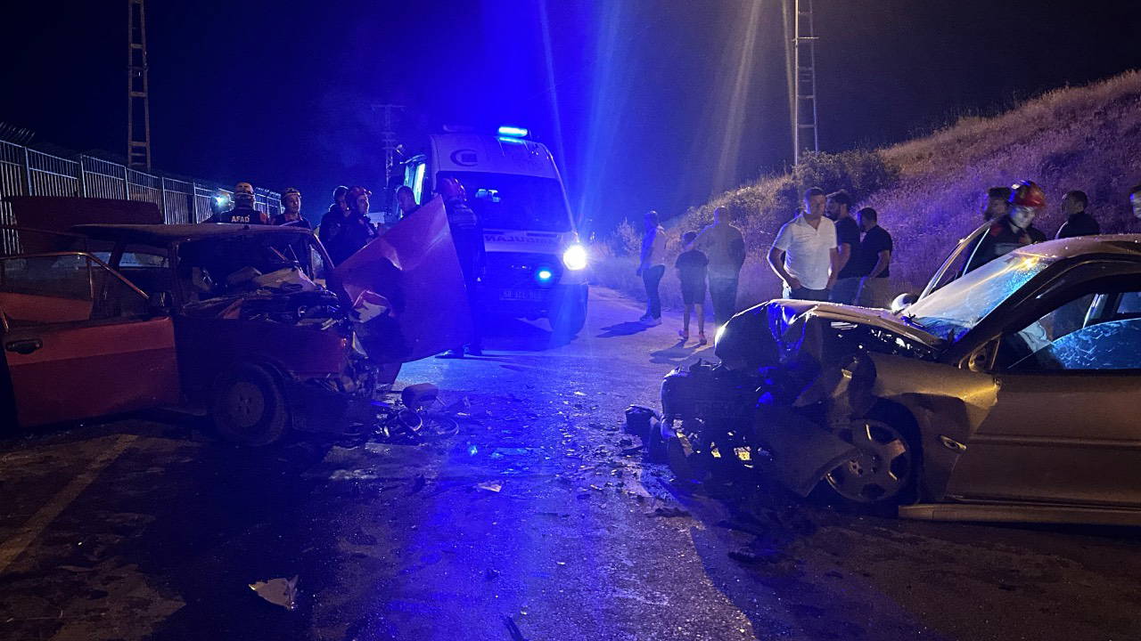 Sivas'ta İki Otomobil Çarpıştı: 6 Yaralı