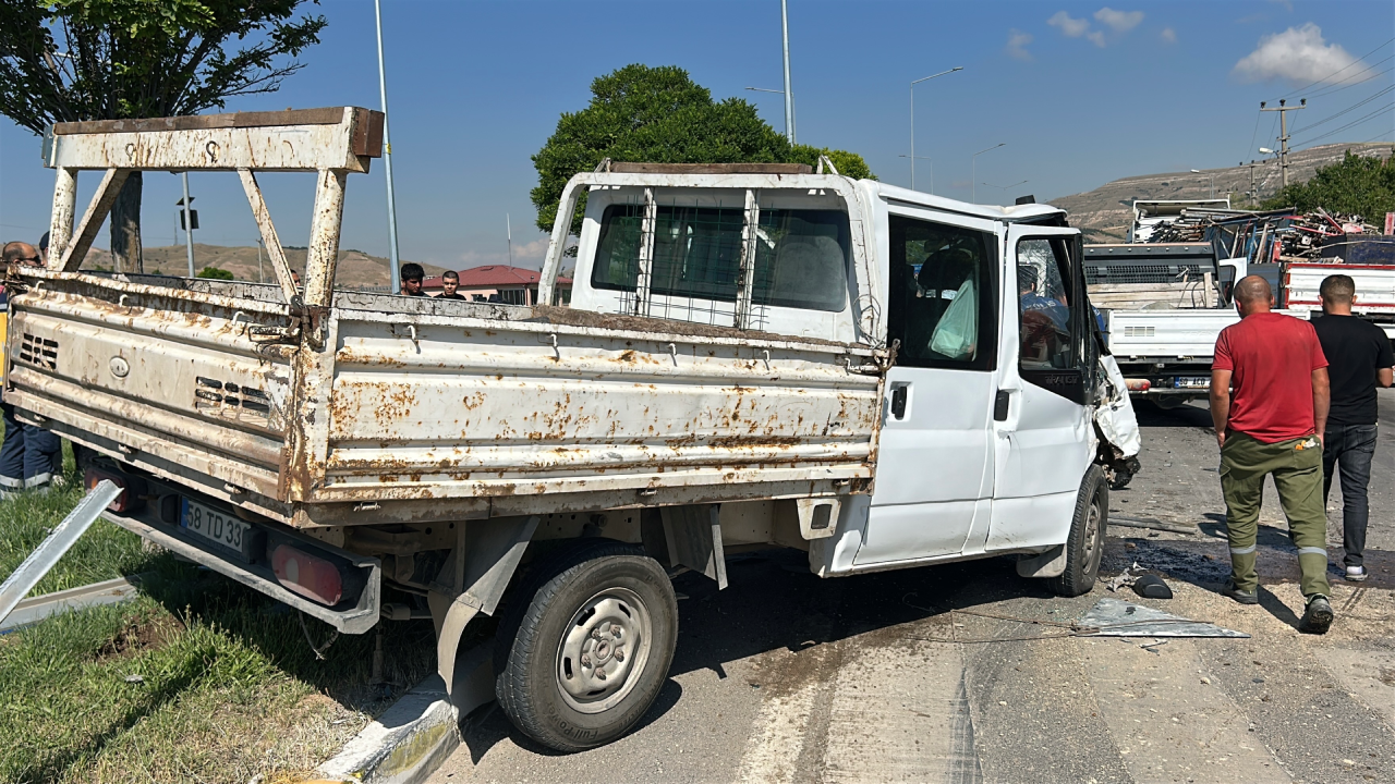 Sivas'ta kavşakta kamyonet çarpıştı: 5 kişi yaralandı