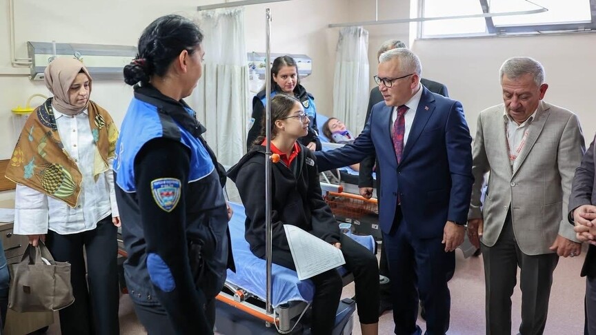 Sivas'ta Öğrenci Servisi ile Polis Aracı Çarpıştı: 16 Yaralı