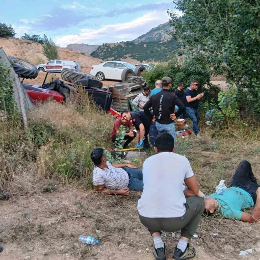 Sivas'ta Traktör Devrildi: 4 Yaralı