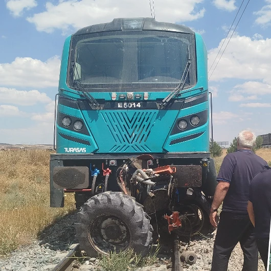 Sivas'ta Traktöre Çarpan Yük Treni: Sürücü Yaralandı