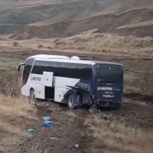 Sivas'ta yolcu otobüsü tarlaya uçtu: 2'si çocuk 9 yaralı