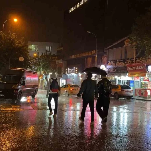 Siverek'te Ani Sağanak Sele Dönüştü: Evleri Su Bastı