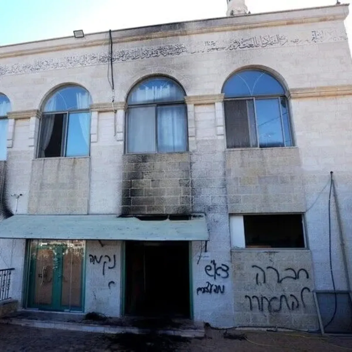 Siyonistler Batı Şeria'daki camiyi ateşe verdi, duvarlara ölüm tehditleri yazdı