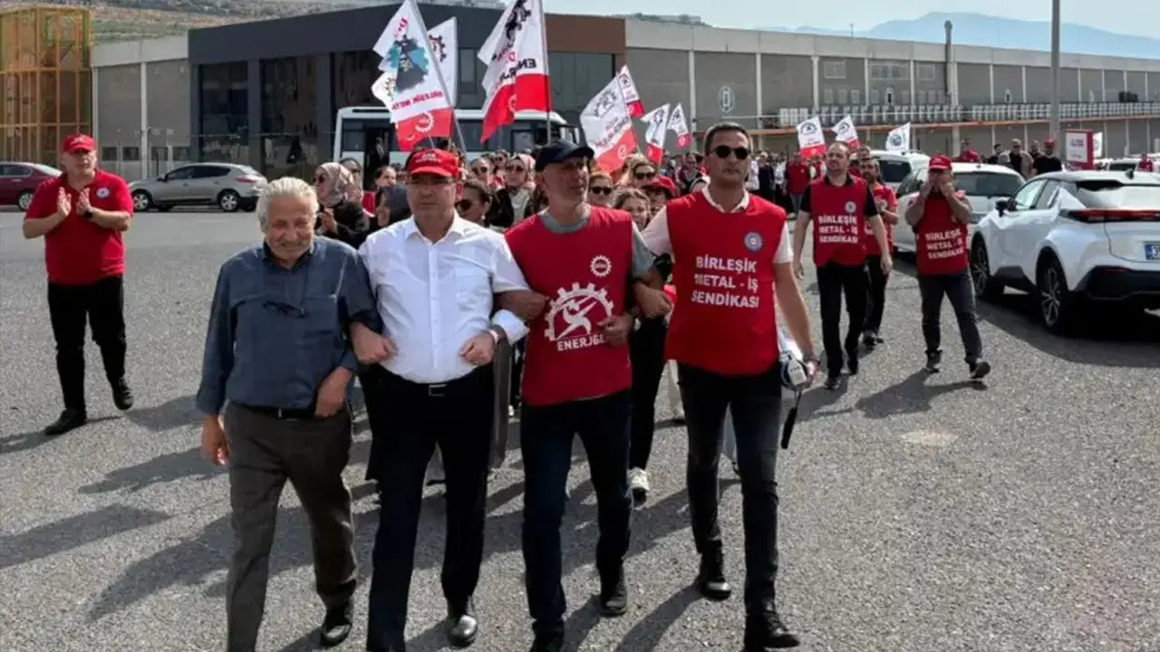 Smart Güneş'te 74 işçi işten çıkarıldı: Fabrika önünde direniş yeniden başladı