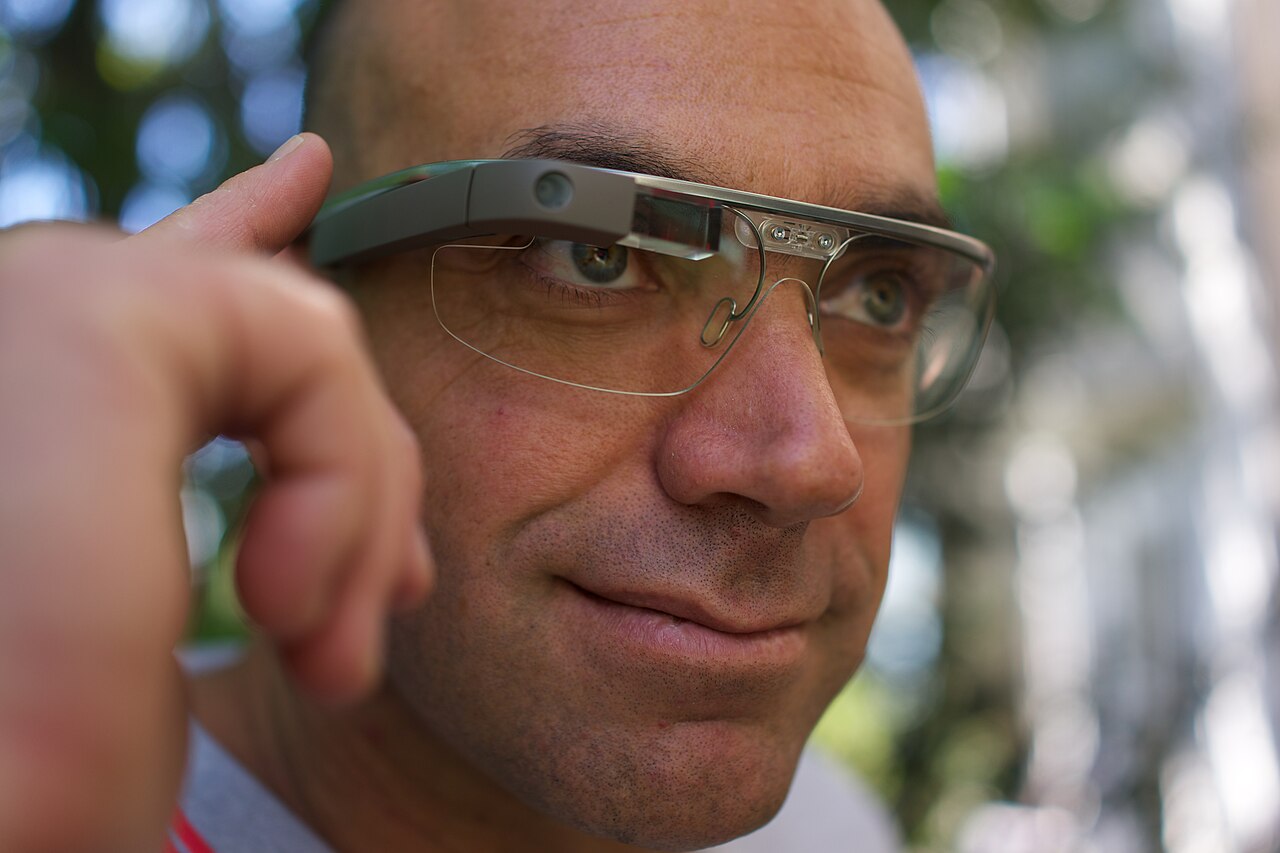 Snap'in uzun süredir beklenen akıllı gözlüğü Specs tanıtıldı