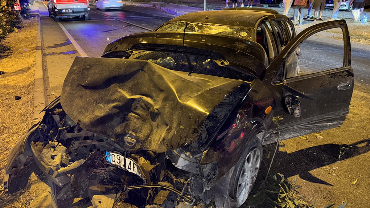 Söke'de feci kaza: Refüje çarpan otomobilde 6 yaralı