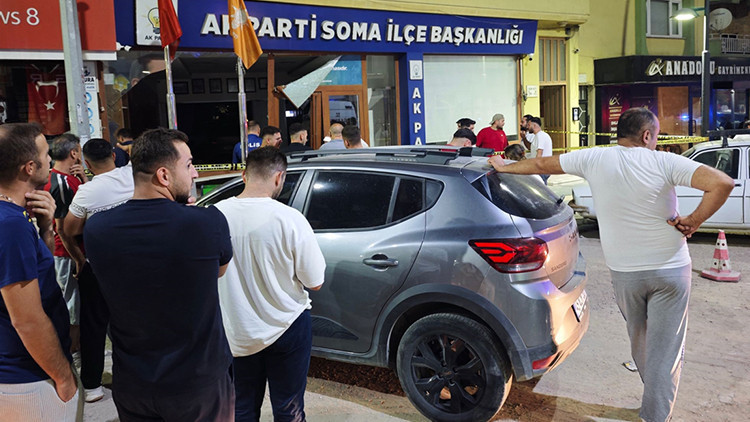 Soma'da Freni Boşalan Otomobil AK Parti İlçe Başkanlığına Çarptı