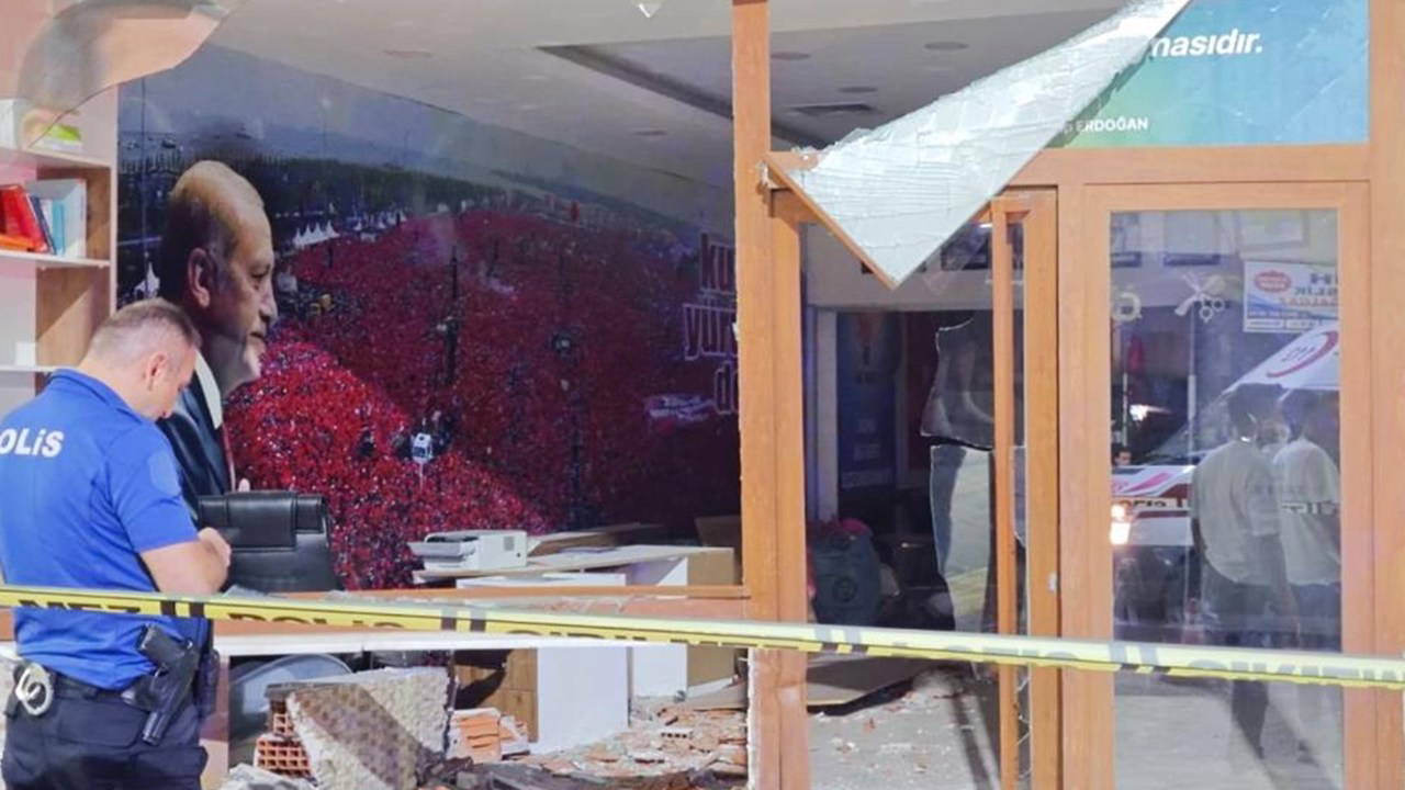 Soma'da AKP binasına otomobil daldı