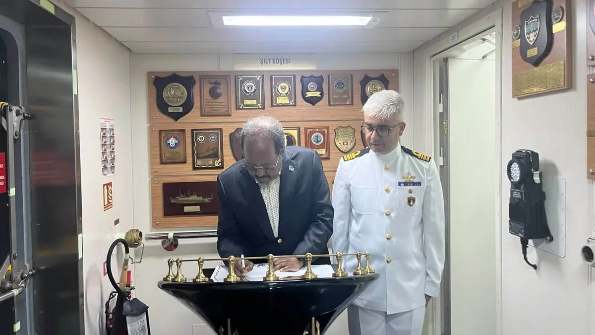 Somali Cumhurbaşkanı Çağrı Bey'de: Türk sondaj gemisini inceledi