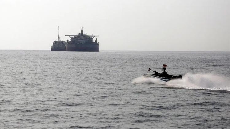 Somali Korsanları Tankeri Kaçırdı: 5 Mürettebat Öldürüldü
