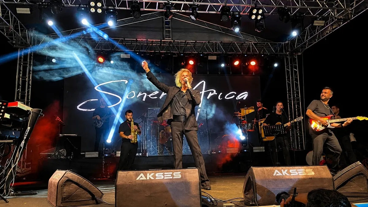 Soner Arıca, annesi ve dayısı Kadir İnanır'ın ardından gözyaşlarına boğuldu