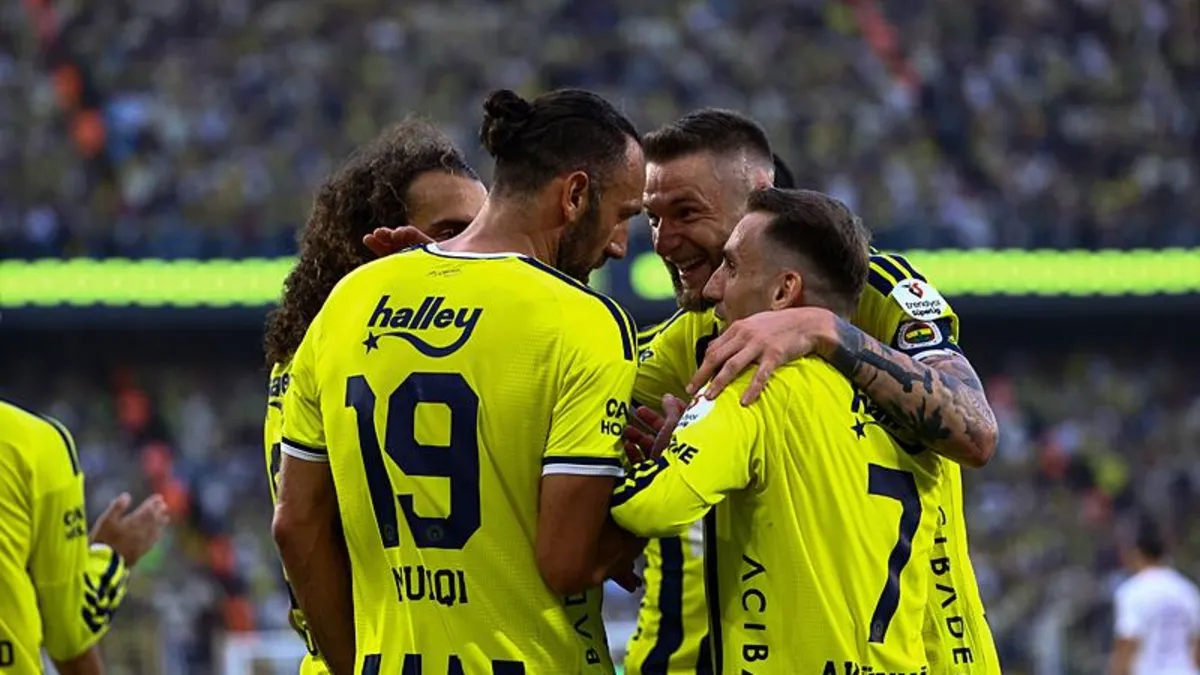Spor Yazarları Fenerbahçe'nin 8-0'lık Zaferini Yorumladı: İsmail Kartal'a Çift Forvet Eleştirisi
