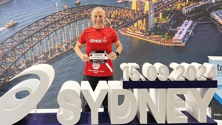 Sporla Çocuk Okutuyorlar: Biri Koşuyor, Biri Yüzüyor
