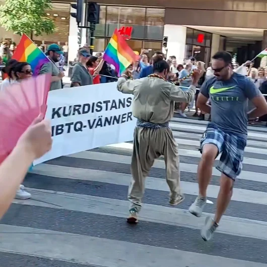 Stockholm'de skandal görüntü: Terör sempatizanları ve LGBT aktivistleri kol kola yürüdü