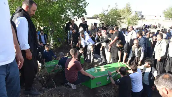 Sulama kanalına düşen otomobilde ölen 3 kardeş yan yana toprağa verildi
