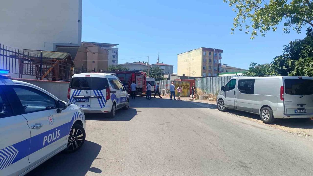 Sultanbeyli'de Çatı Çökmesi: 2 İşçi Yaralandı, 1'i Ağır