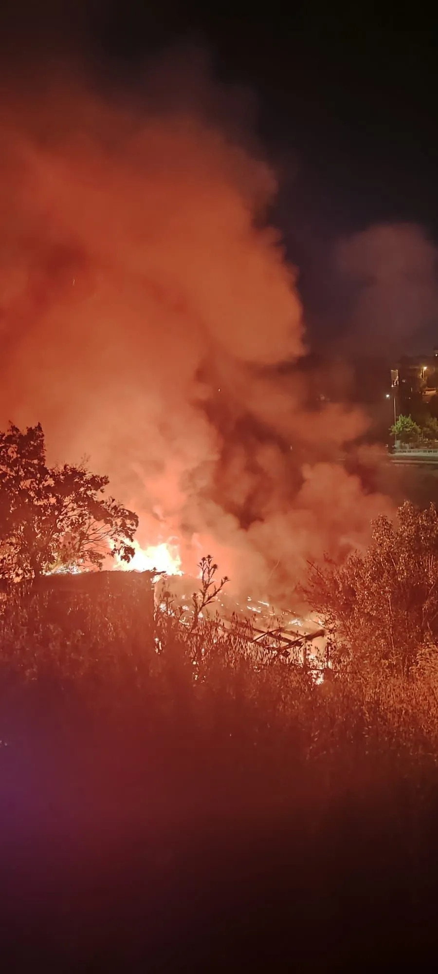 Sultanbeyli'de gece yarısı yangın: 2 kişi son anda kurtarıldı