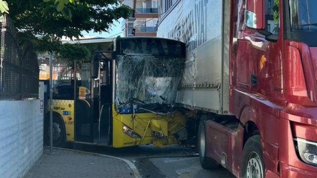Sultanbeyli'de İETT otobüsü ile tır çarpıştı: 3 yaralı