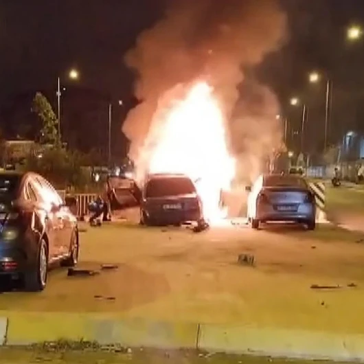 Sultanbeyli’de Kontrolden Çıkan Otomobil Alev Aldı: Park Halindeki Araçlar Hasar Gördü
