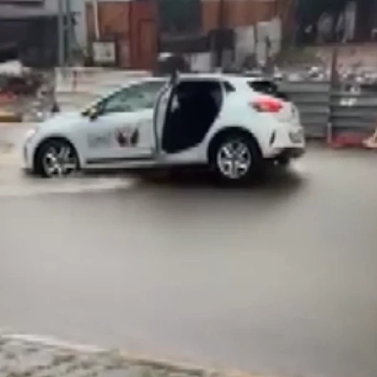 Sultanbeyli'de sağanak sonrası yol çöktü: Sürücü otomobilin devrilmemesi için kapıya çıktı