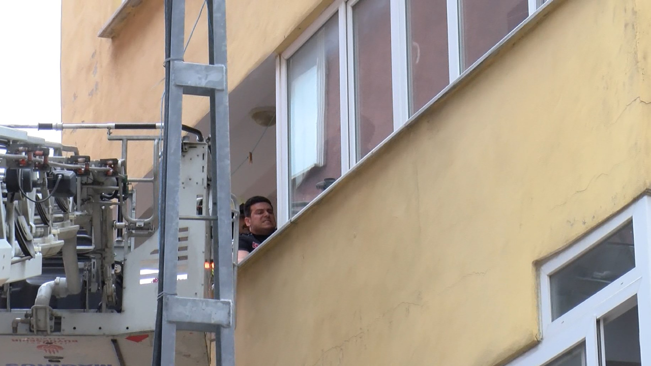 Sultangazi'de dehşet: Annesini rehin alan şüpheli polis operasyonuyla yakalandı