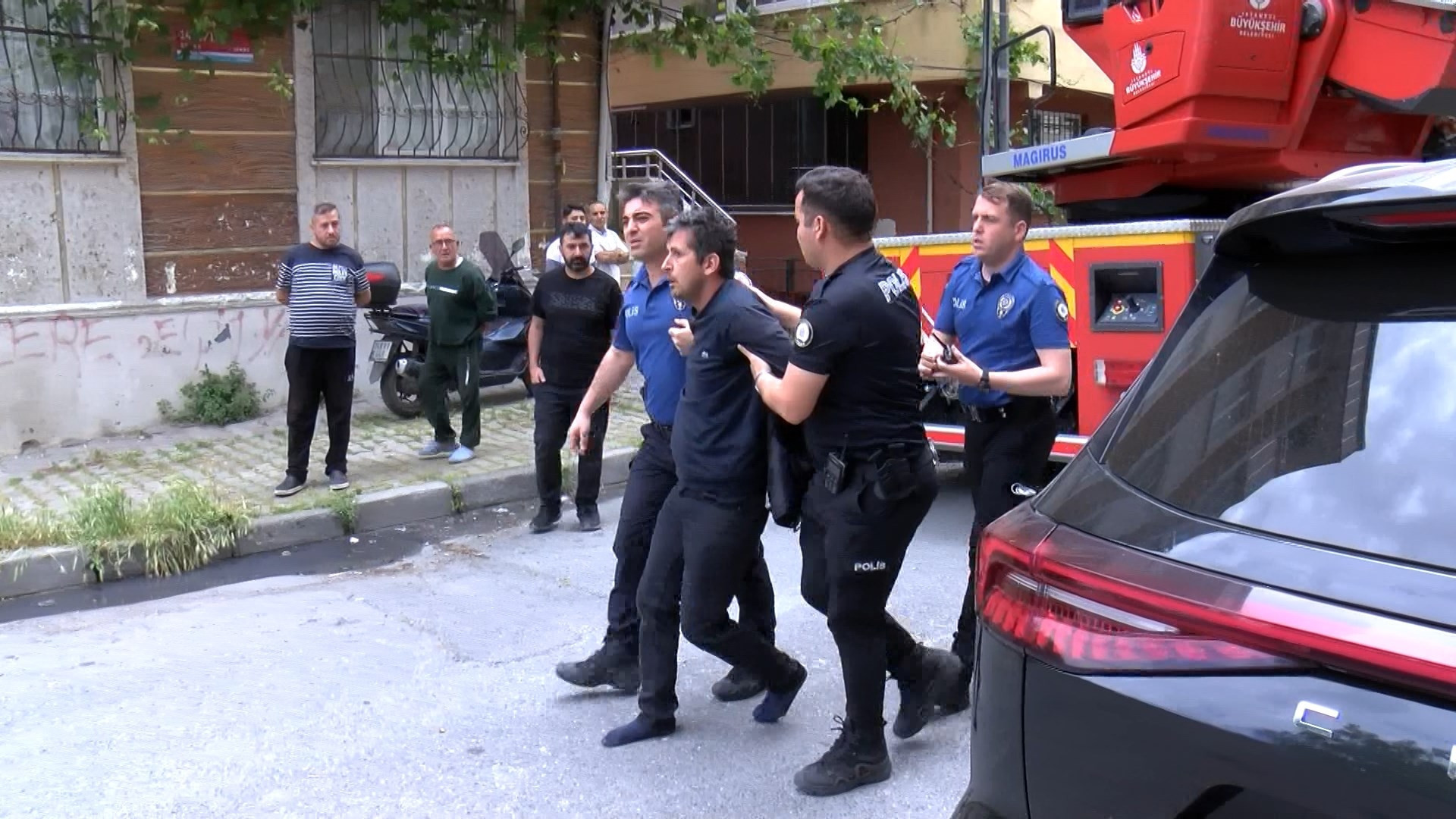Sultangazi'de annesini rehin alan şüpheli polis operasyonuyla yakalandı
