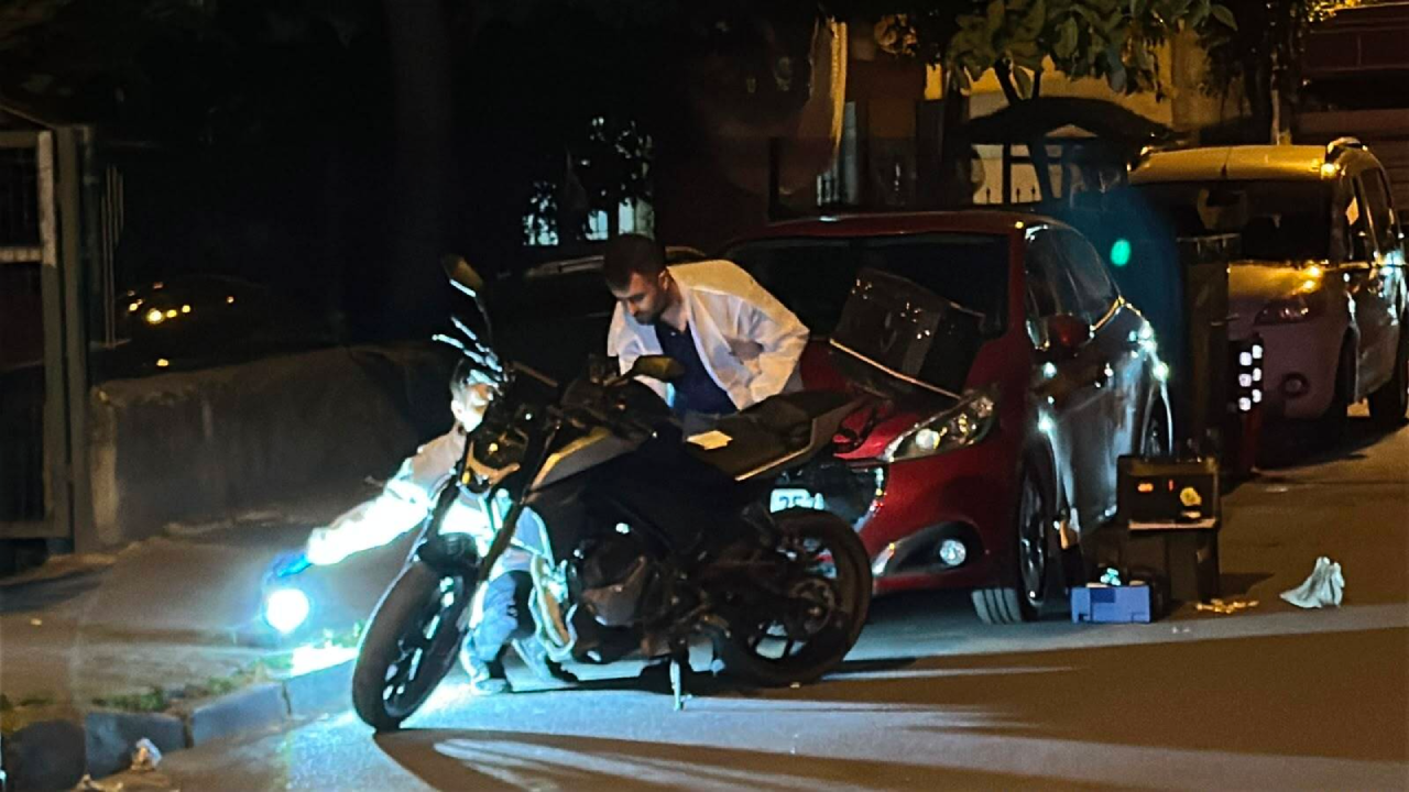 Sultangazi'de çalıntı motosikletle kaçmaya çalışan silahlı saldırganlar yakalandı