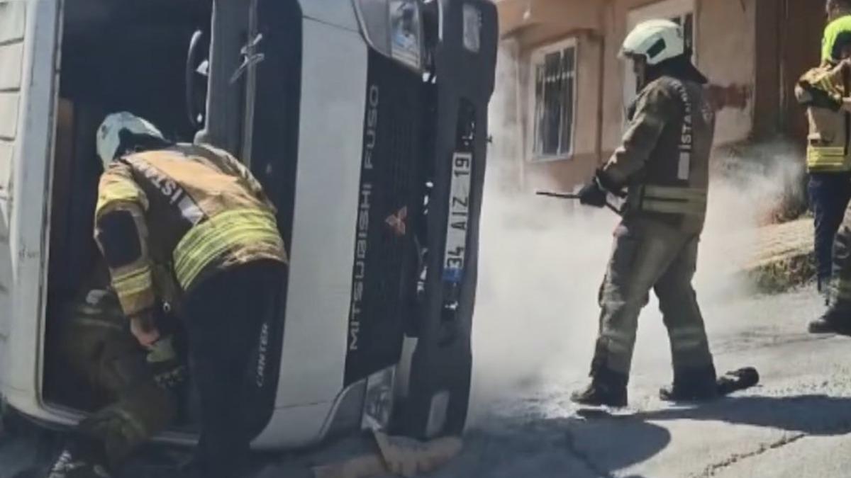 Sultangazi'de Çimento Yüklü Kamyonet Park Halindeki Otomobilin Üzerine Devrildi