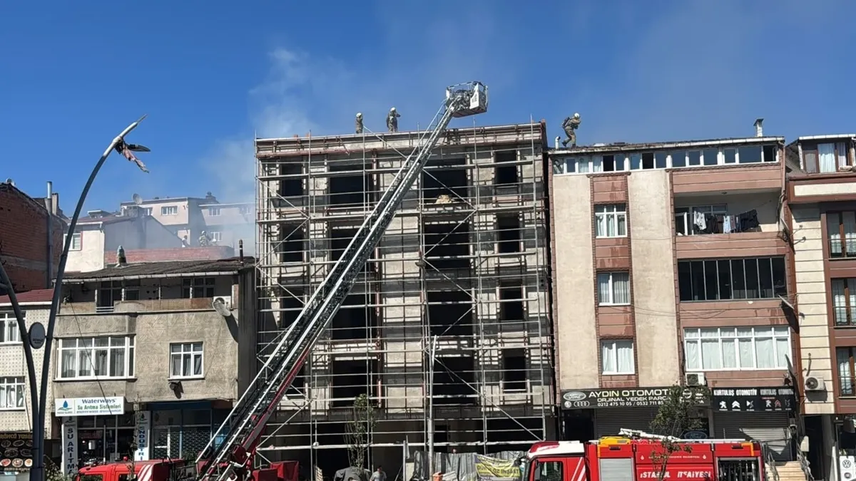 Sultangazi'de Korkutan Yangın: Çatıdan Başlayan Alevler Altı Binaya Sıçradı