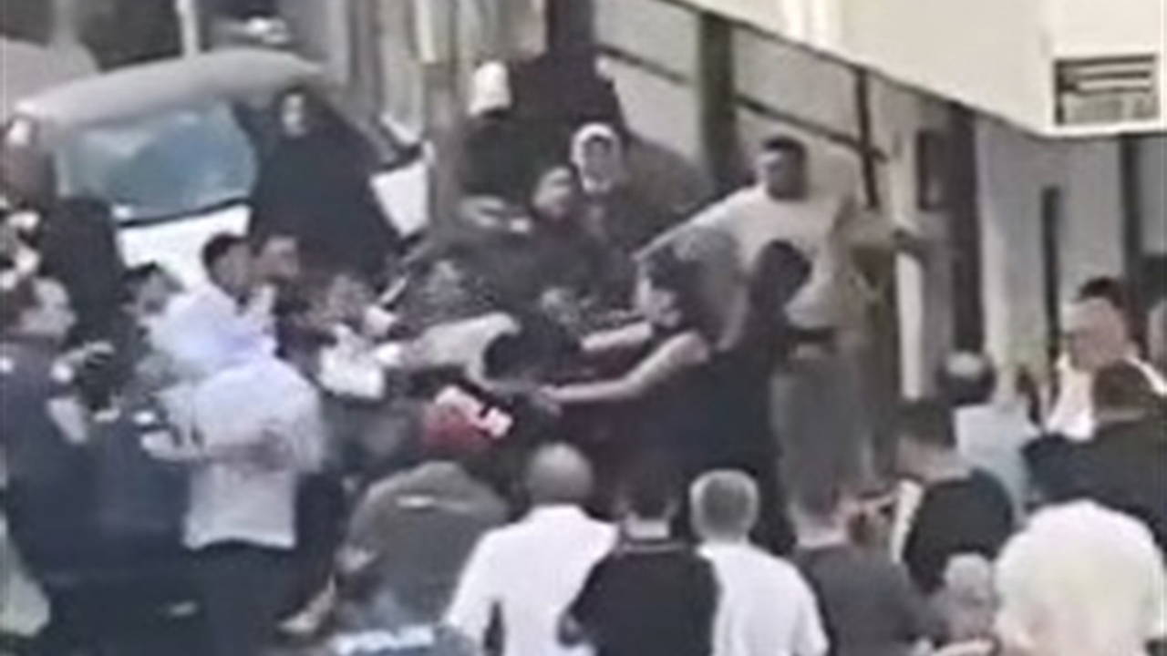 Sultangazi'de gelin alma kavgası: Polis biber gazıyla müdahale etti