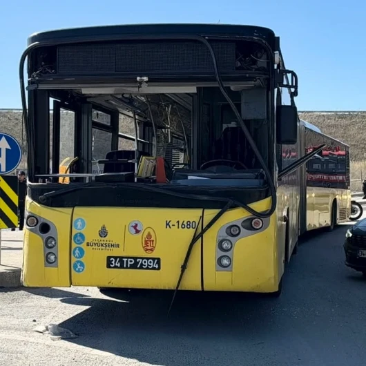 Sultangazi'de İETT Otobüsü Duvara Çarptı: 4 Yaralı