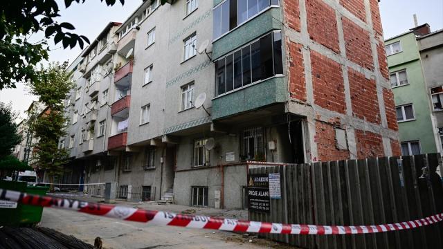 Sultangazi'de Çatlama Tespit Edilen İki Apartman Tahliye Edildi