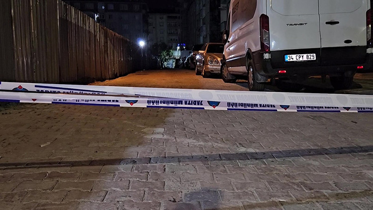 Sultangazi'de İnşaat Alanında Toprak Kayması: Yolda Çatlaklar Oluştu