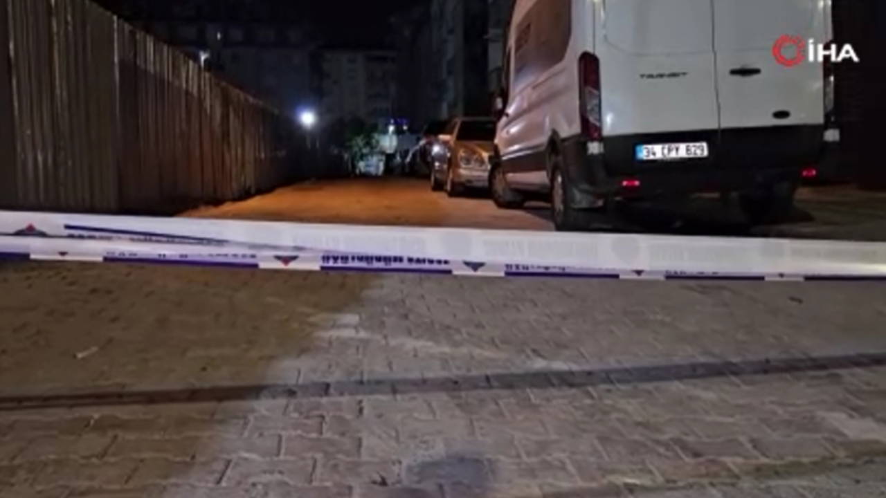 Sultangazi'de İnşaat Sahasında Toprak Kayması Yolu Çatlattı