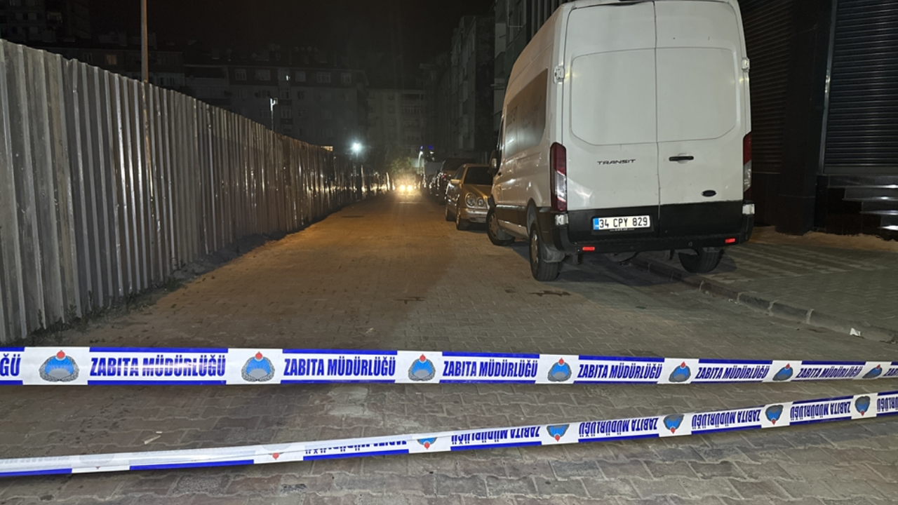 Sultangazi'de İnşaat Temelinde Toprak Kayması: Sokak Trafiğe Kapatıldı