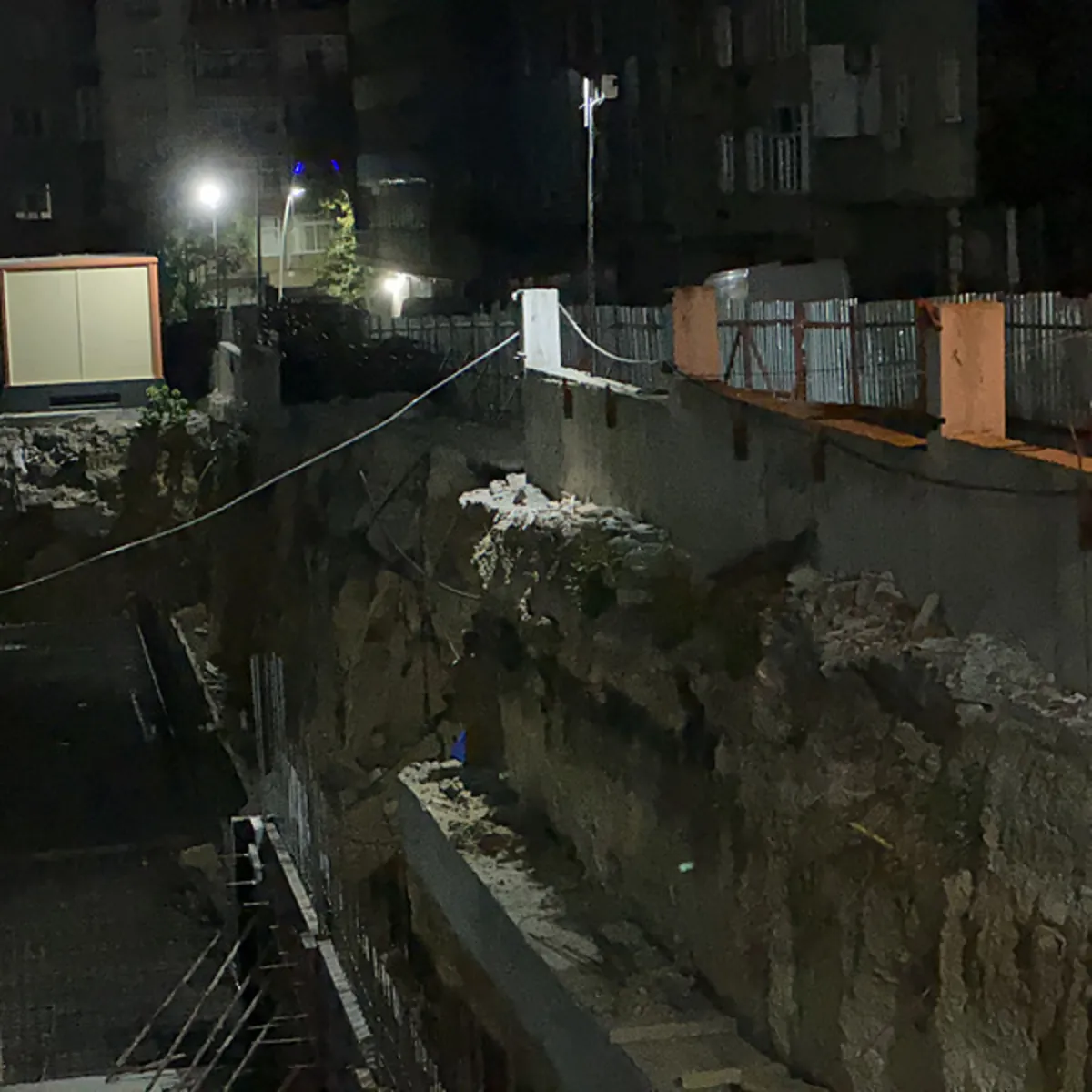 Sultangazi'de İnşaat Alanında Toprak Kayması: Yolda Çatlaklar Oluştu