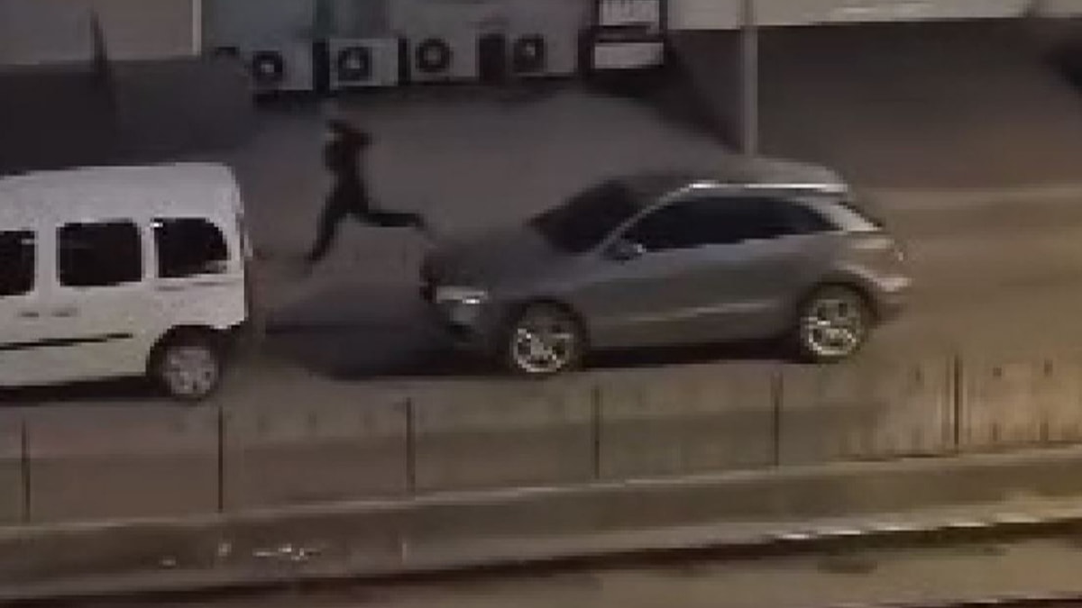 Sultangazi'de otomobil direğe çarptı: 2 kişi kaçtı