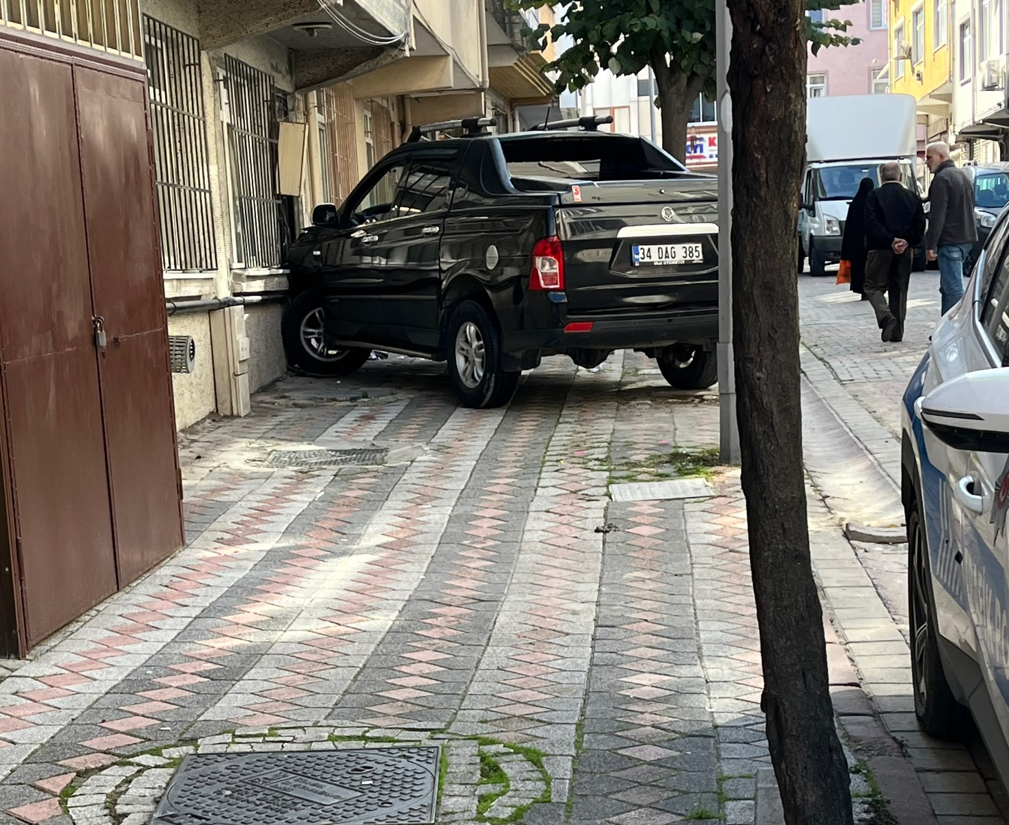 Sultangazi'de korkunç kaza: Park ederken sevgilisini ezdi