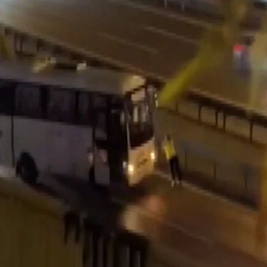 Sultangazi'de Trafik Polisi Arızalanan Midibüsü Tek Başına İtti