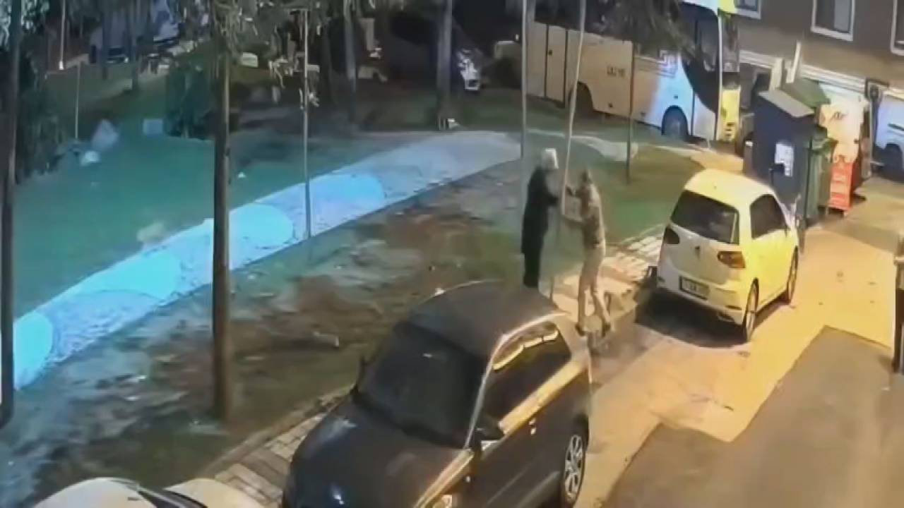 Sultangazi'de sürücü ve eşi, park ettikleri aracın yanındaki yaya geçidi levhasını söktü