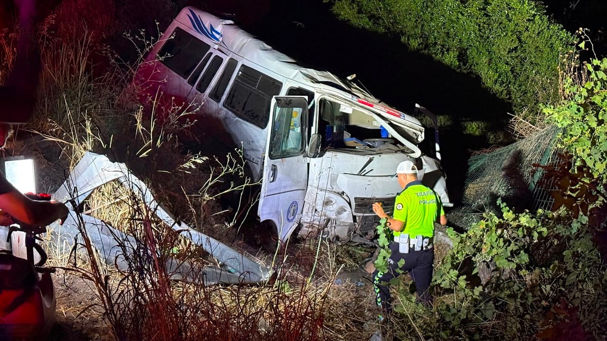 Sultanhisar'da Minibüs Tarlaya Devrildi: 1 Ölü, 2 Yaralı