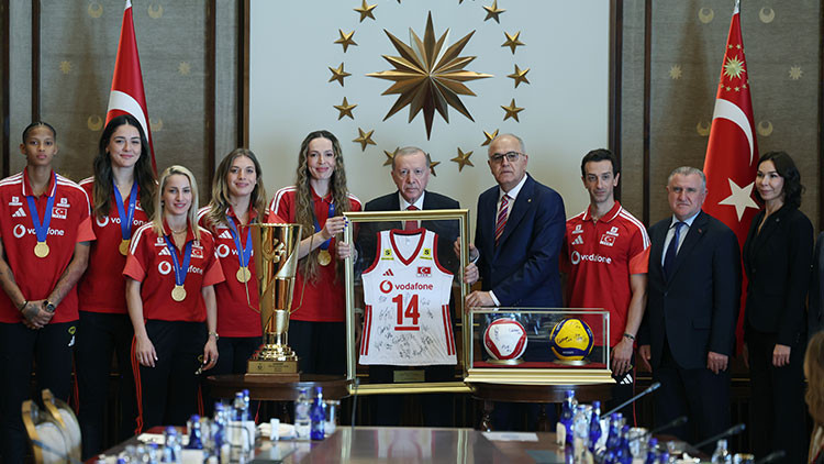 Sultanlara 5'er milyon TL ödül: Voleybolun zaferi futbolun gölgesinde