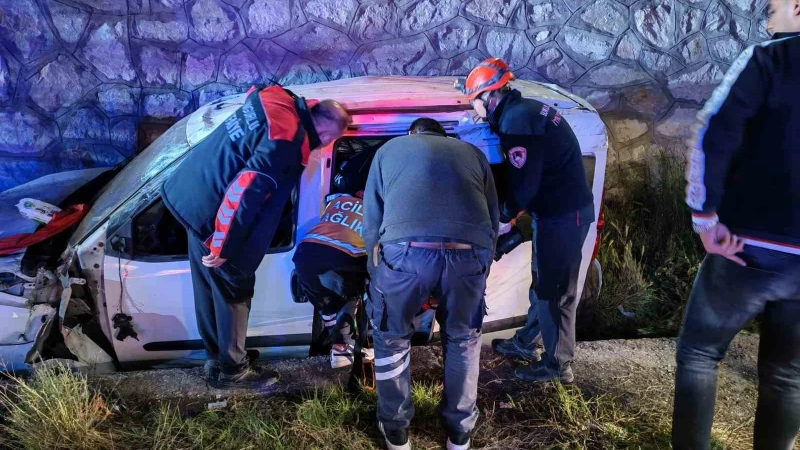 Sungurlu'da Kontrolden Çıkan Araç İstinat Duvarından Uçtu: 2 Yaralı