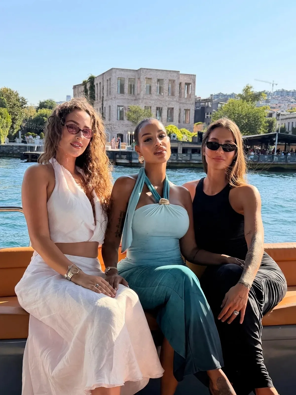 Süper Lig'in yıldız eşleri Boğaz'da keyifli bir gün geçirdi