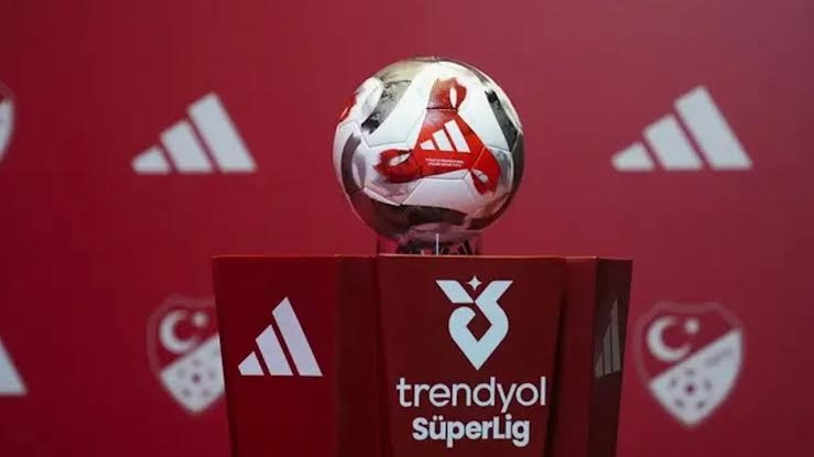 Süper Lig'de Cumartesi Ateşi: Trabzonspor ve Fenerbahçe Sahada