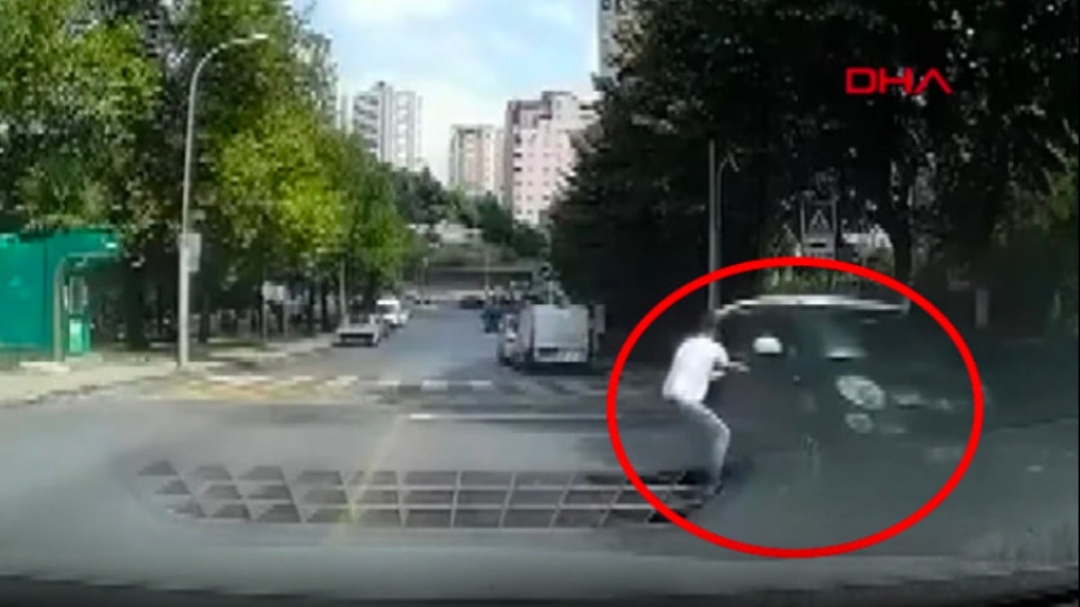 Sürücüsüz Kayan Otomobili Son Anda Durdurdu: O Anlar Kamerada