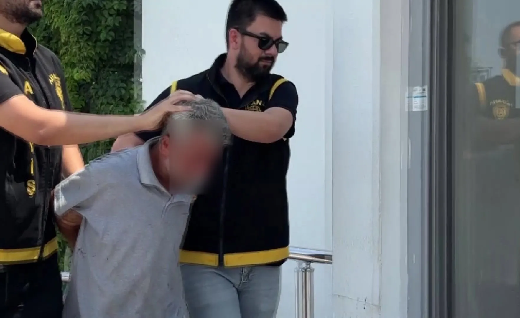 Sürünerek girdi 1 milyon TL'lik takı çaldı! Hırsızdan pes dedirten savunma